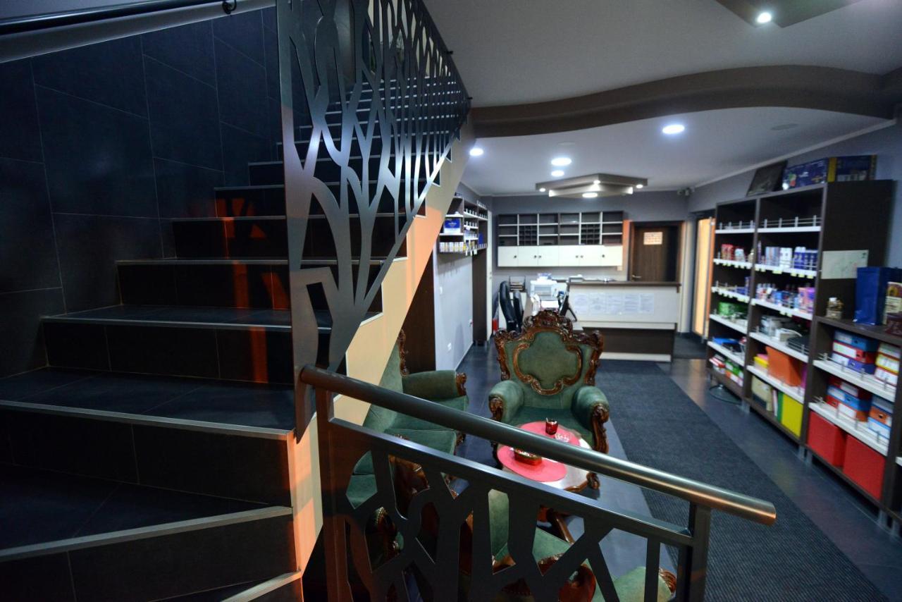 Garni Hotel Kaca Kragujevac Buitenkant foto