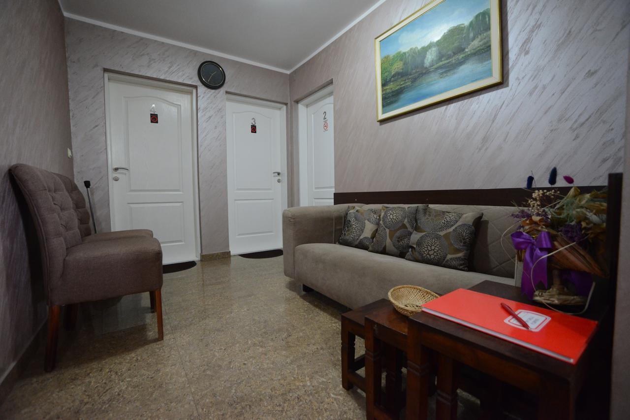 Garni Hotel Kaca Kragujevac Buitenkant foto